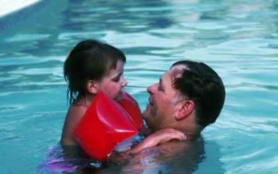 Das erste Mal Schwimmbad mit dem Kleinkind – Ein Tag zwischen Spaß und Nervenzusammenbruch