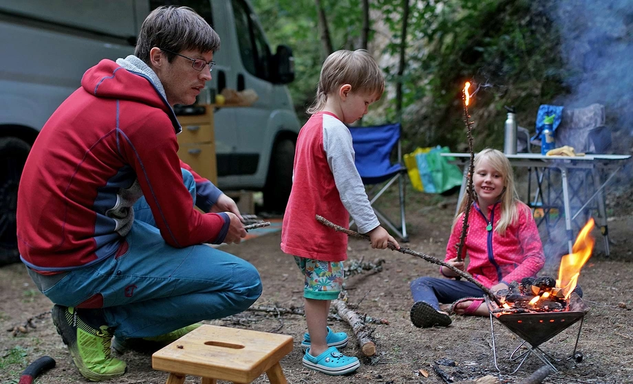 Feuermachen mit meinem Sohn: Warum Glut mehr Geduld braucht als ein Feuerzeug