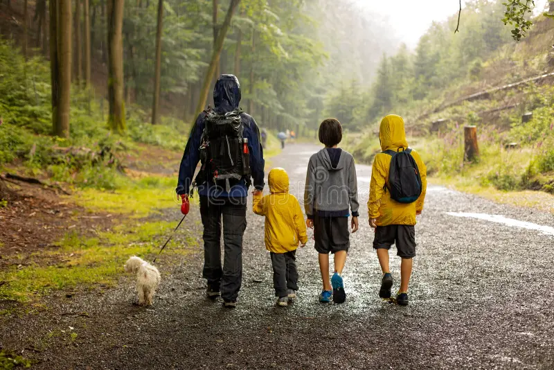 Es gibt kein schlechtes Wetter – nur nasse Papas: Abenteuer im Regen mit meinem Sohn